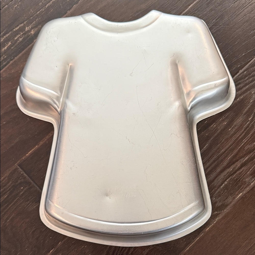 Wilton Silver Shirt-Shaped Cake Pan - Picture 4 of 4